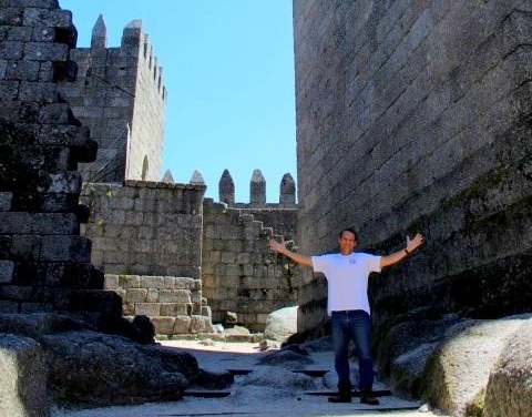 Luiz Dias em visita ao Castelo de Guimarães (Foto arquivo pessoal)