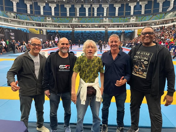 Oscar (segundo da direita para a esquerda) falou sobre trabalho visando o Málaga International Cup (Foto reprodução)